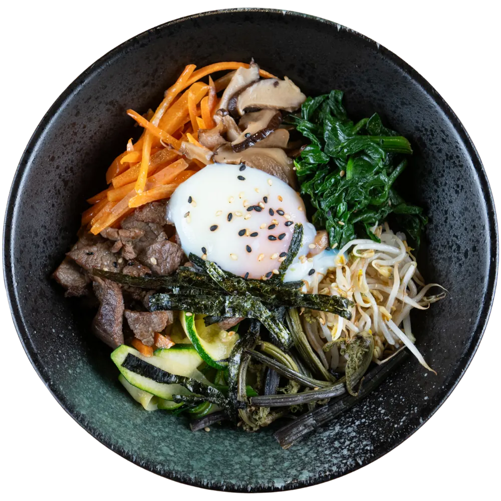 Bibimbap mit Rindfleisch, Gemüse, Spiegelei und Sesam in einer dunklen Schale