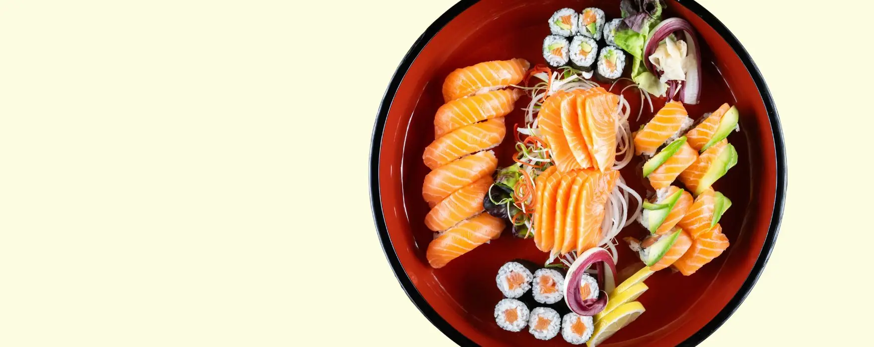 Sushi-Schale mit Lachs-Nigiri, Maki und Rolls